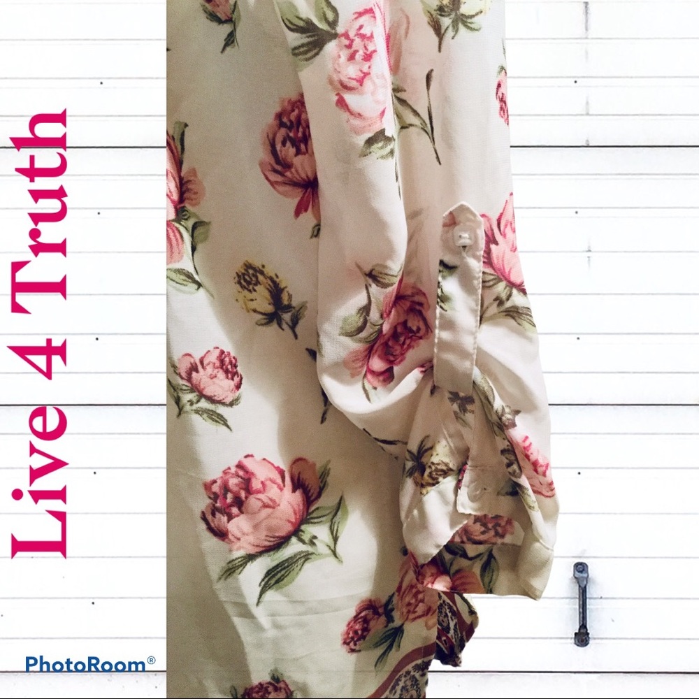 Live 4 Truth White Flower Design Blouse - Picture 3 of 3